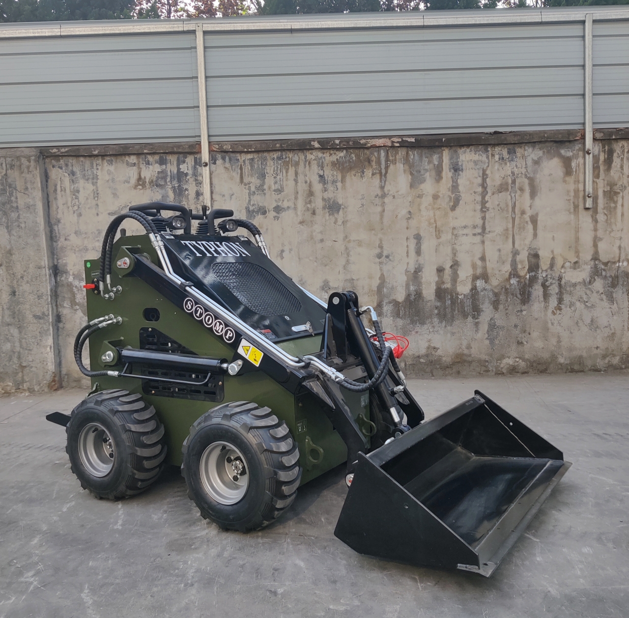 Skid Steer Loader Wheeled 22.1 HP