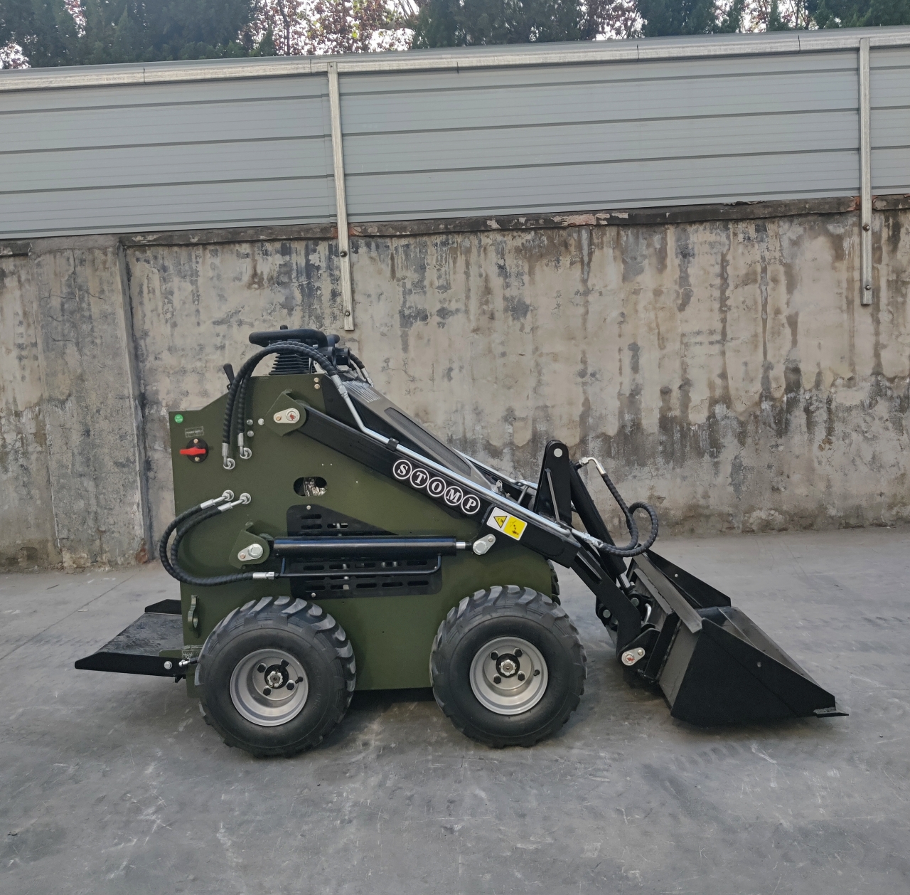 Skid Steer Loader Wheeled 22.1 HP