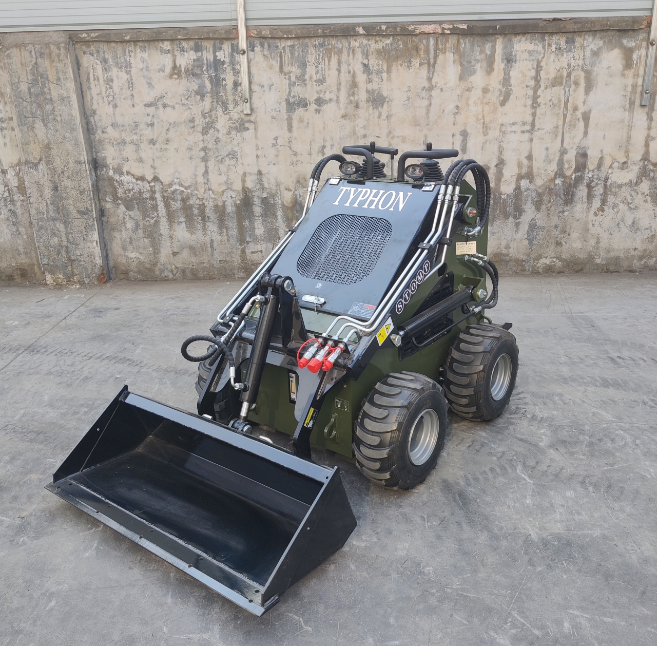 Skid Steer Loader Wheeled 22.1 HP