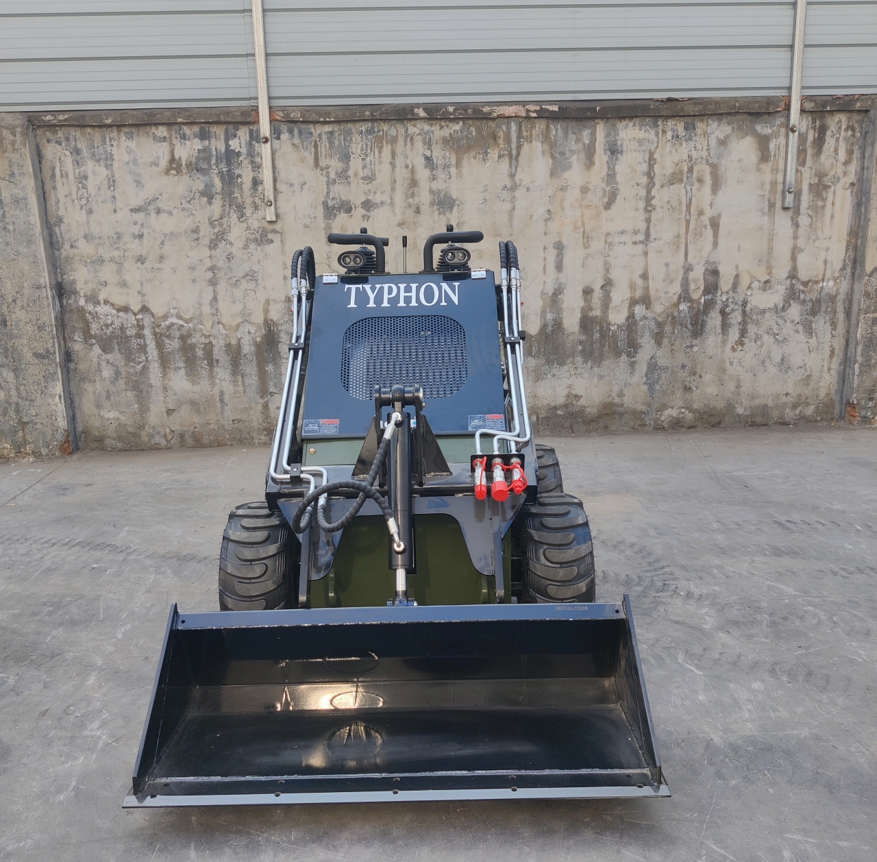 Skid Steer Loader Wheeled 22.1 HP